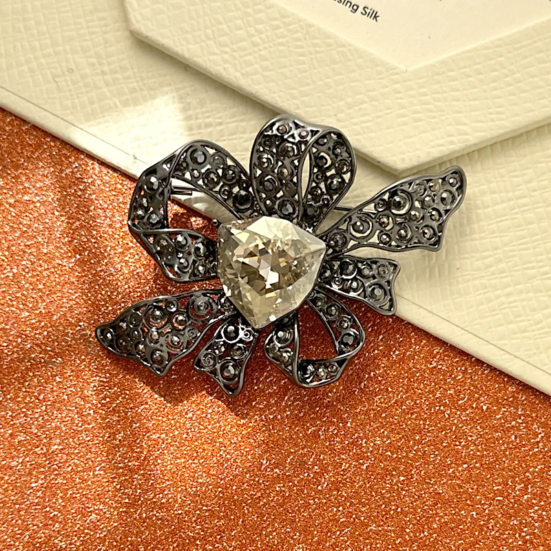 铜合金仿水晶胸针 高档施家水晶满镶奢华胸针R1261