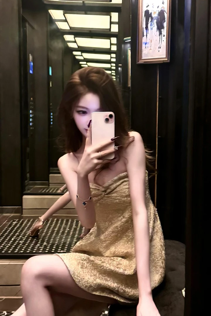 小众奢贵露锁骨抹胸连衣裙女2025新款名媛气质收腰露背显瘦A字裙