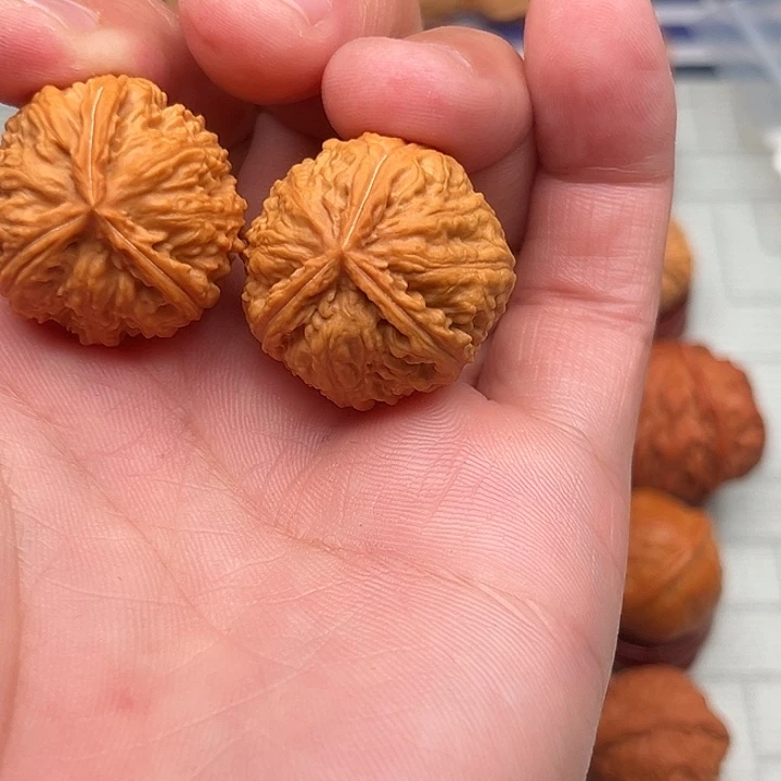 皓***空文玩核桃把件三棱