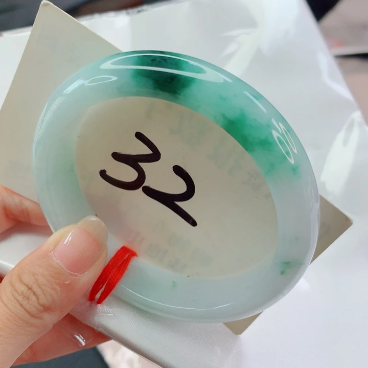 翡翠未镶嵌手镯飘绿