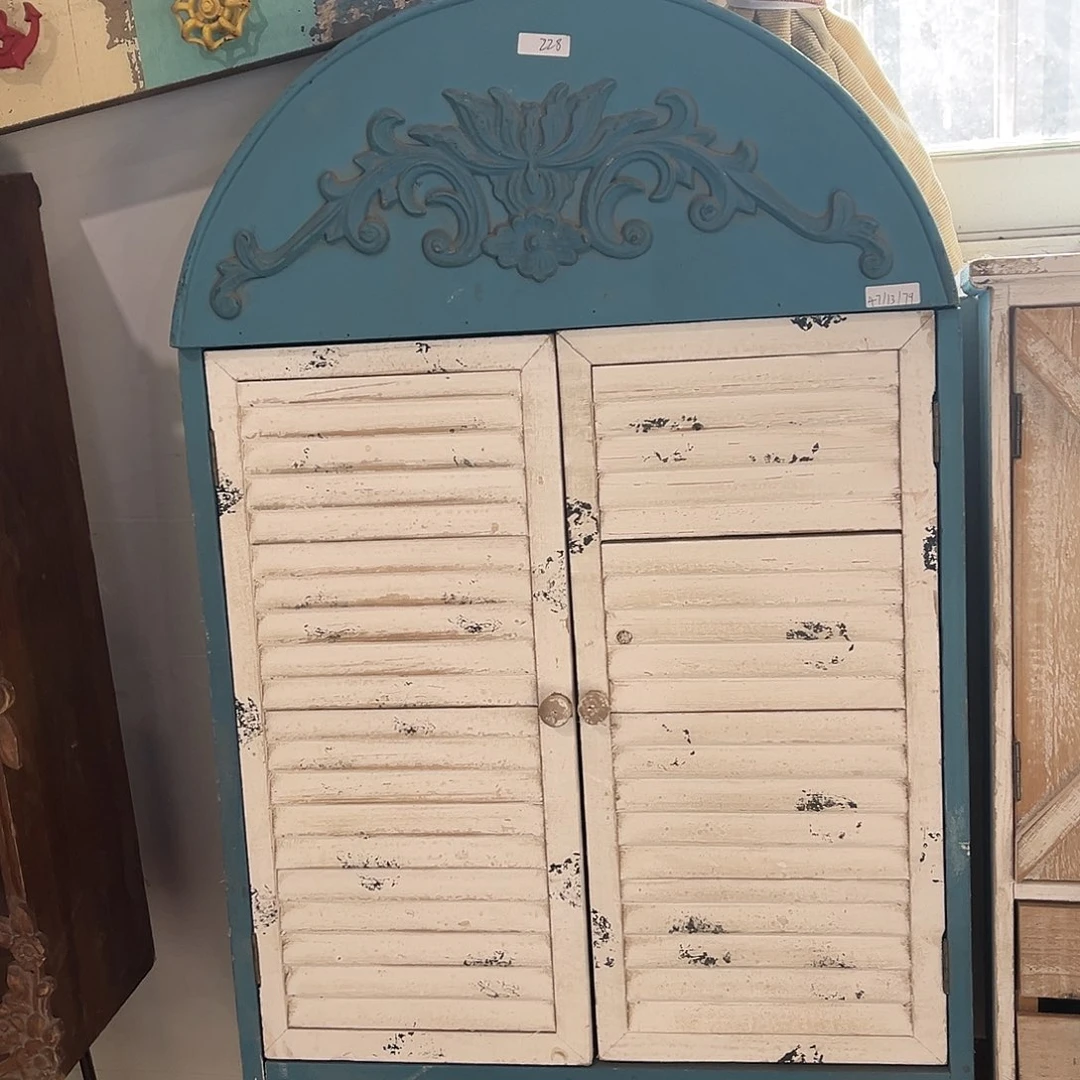 木长度47，宽度13高度79，可壁挂做旧款的壁挂柜