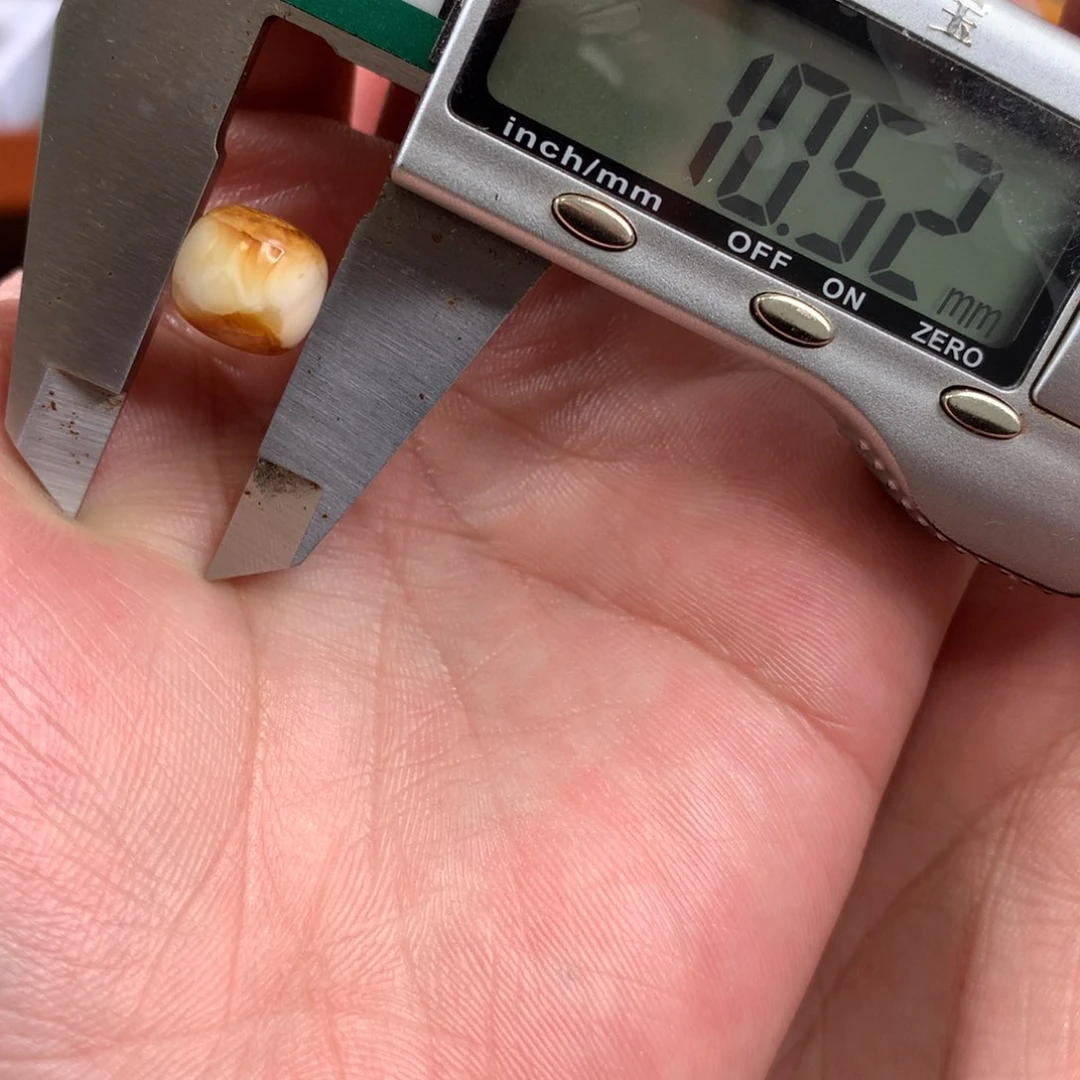 未镶嵌琥珀珠宝奇石