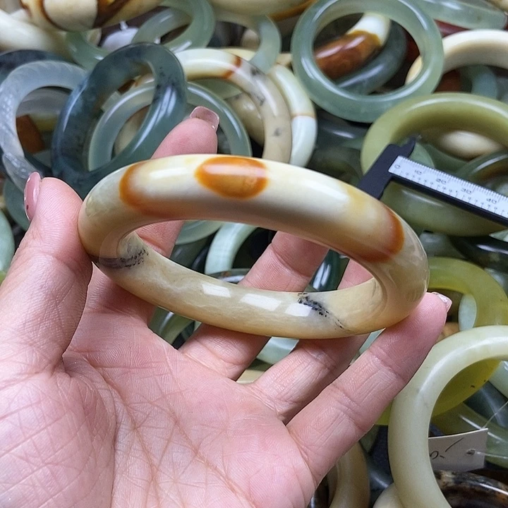 明***子透闪石质玉手镯未镶嵌