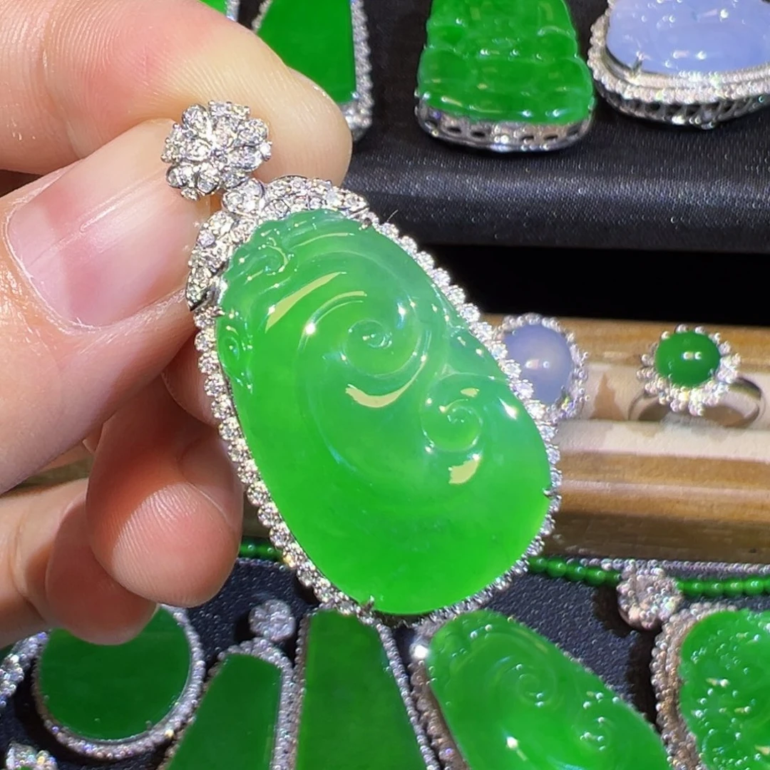 翡翠18K金镶嵌颈饰