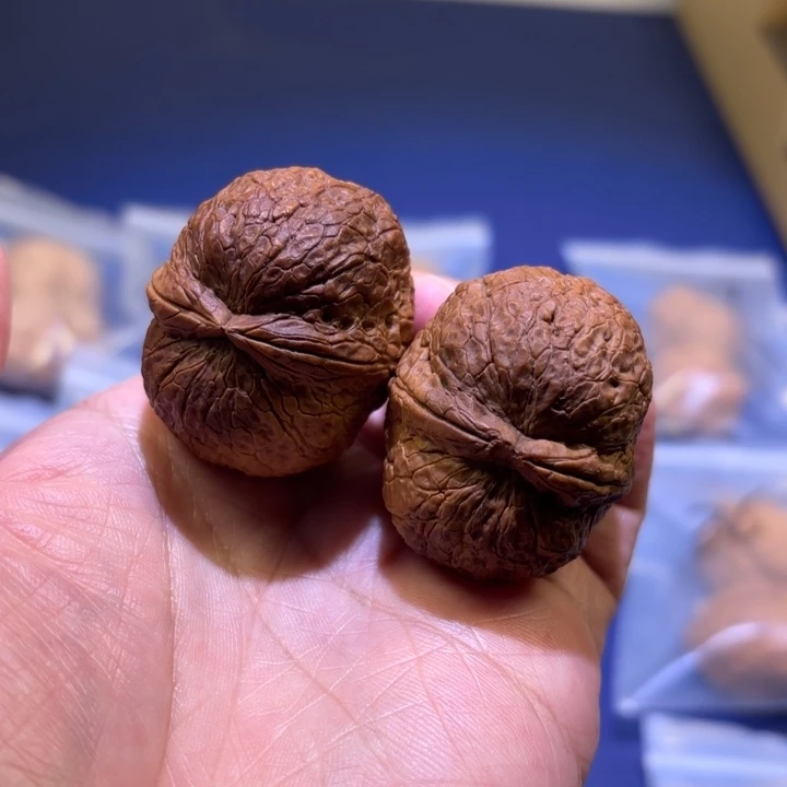 文玩核桃吊坠虎头