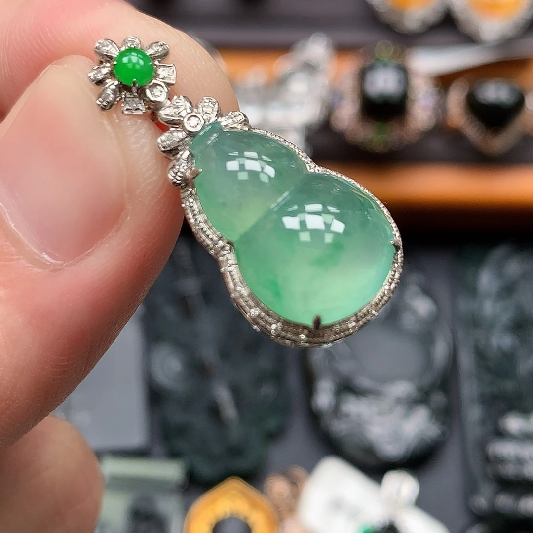 翡翠18K金镶嵌颈饰