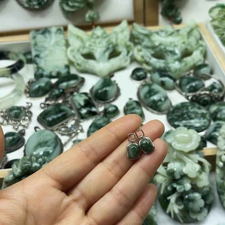 透闪石-蛇纹石玉未镶嵌颈饰