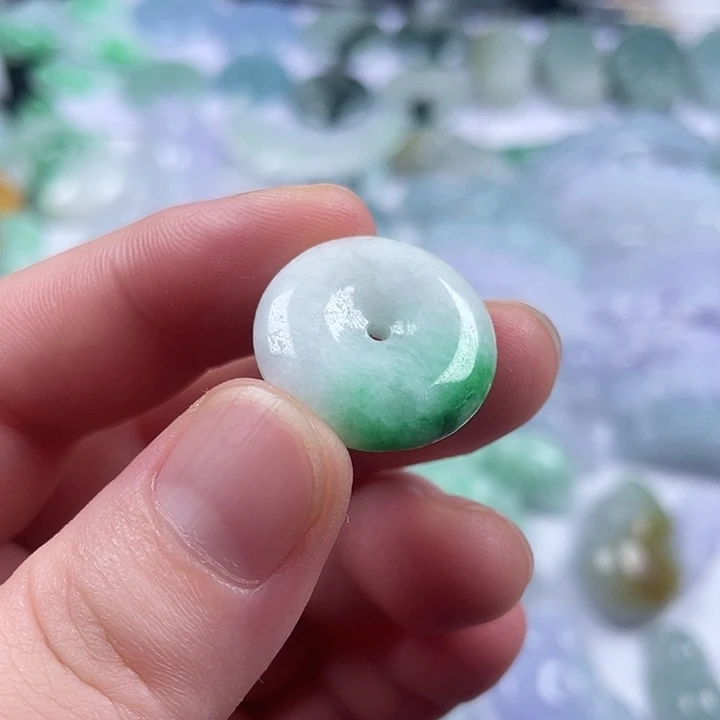 翡翠未镶嵌颈饰平安扣