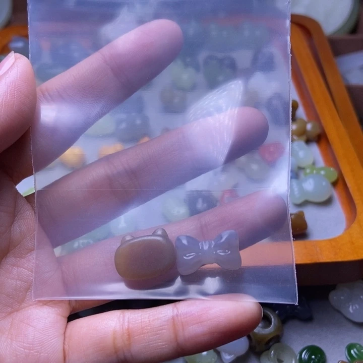 张***墨和田玉未镶嵌颈饰