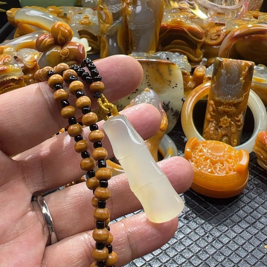 颈饰未镶嵌石英质玉