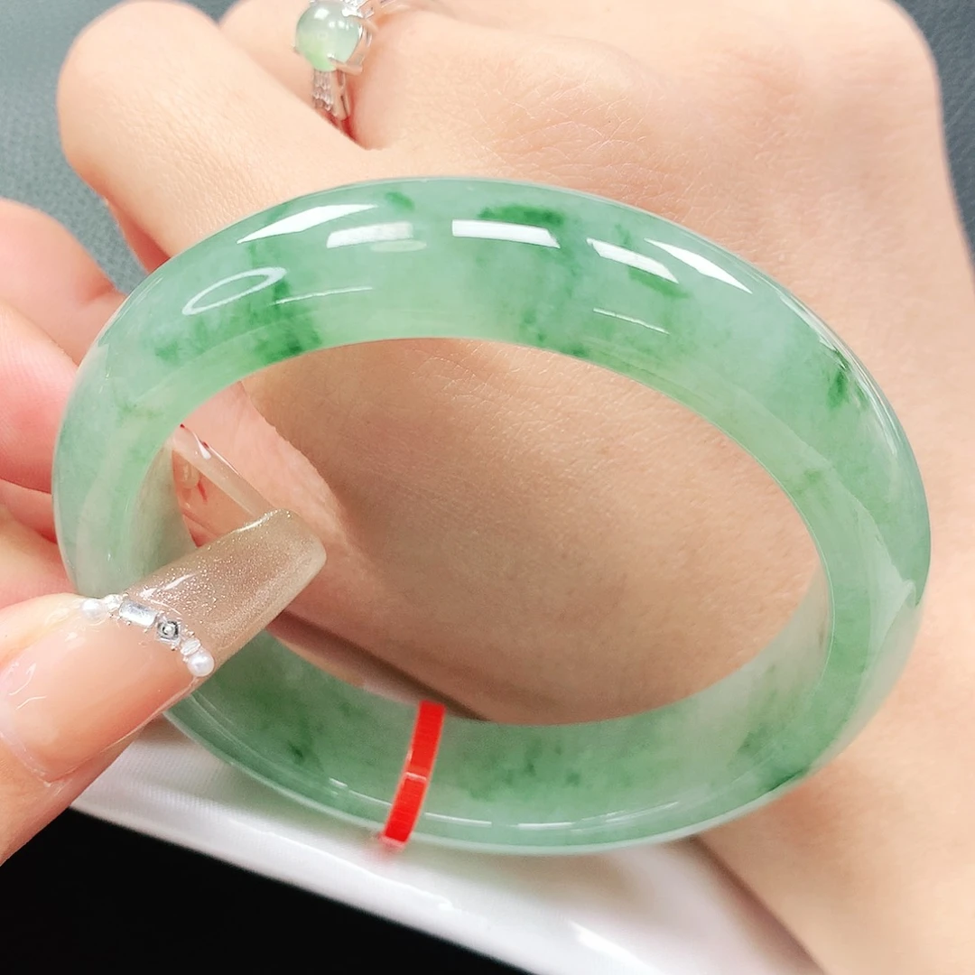 翡翠手镯未镶嵌55圈