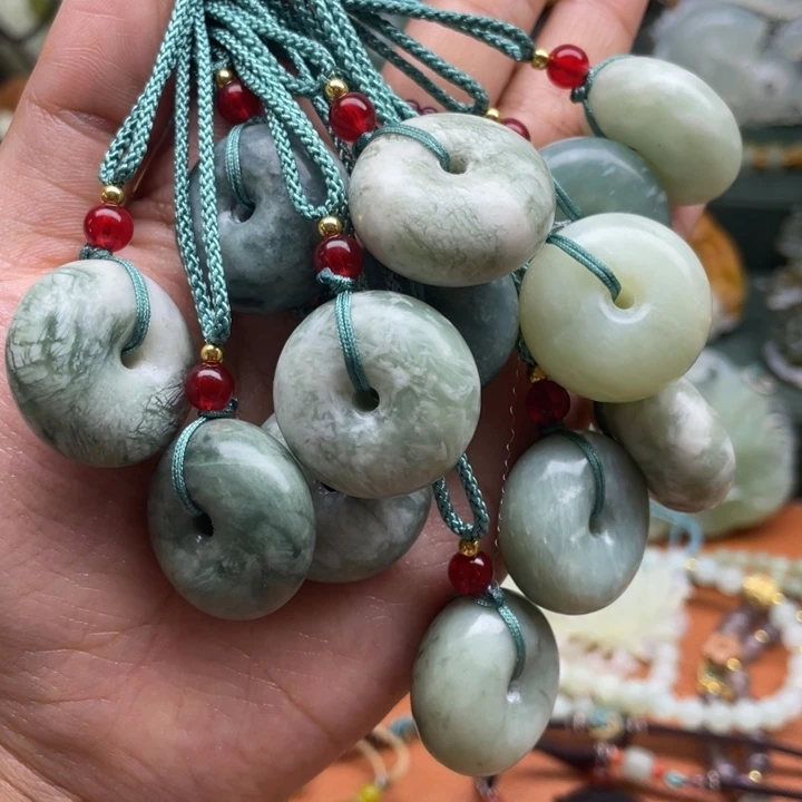 蛇纹石玉未镶嵌吊坠