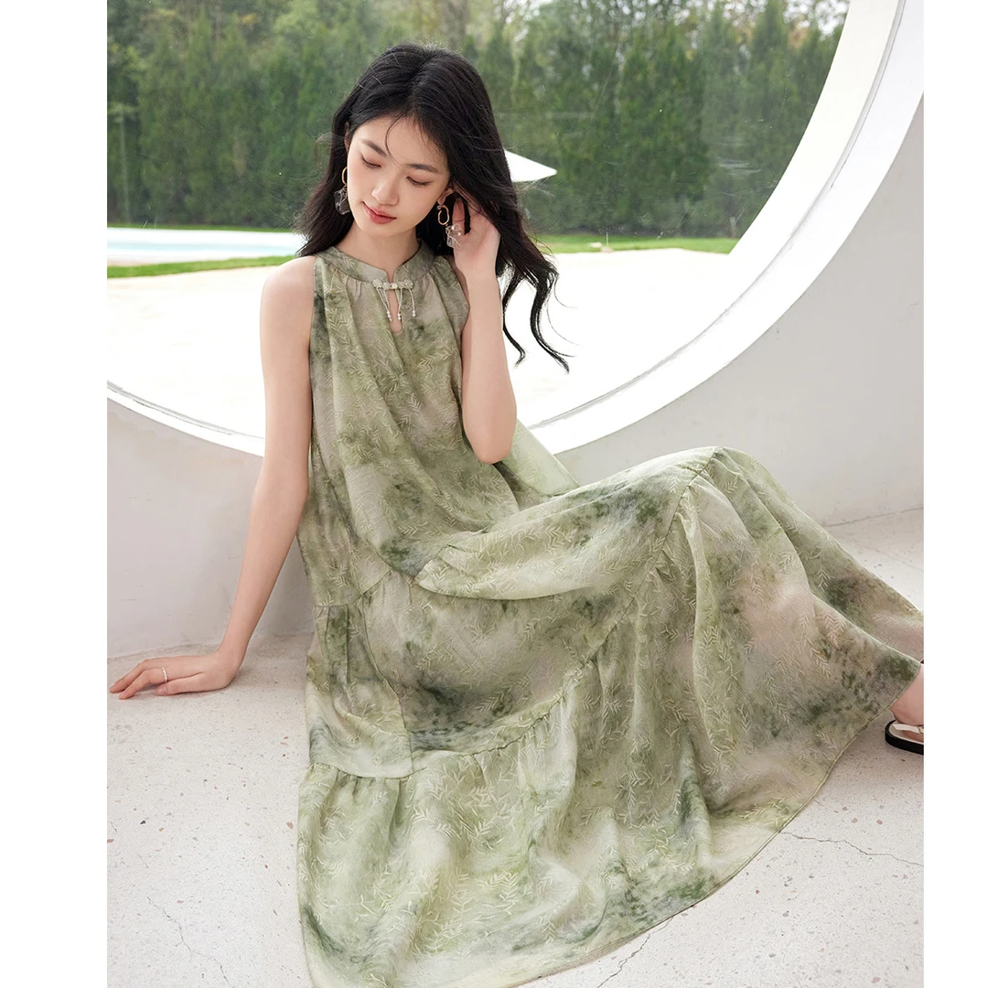 尚静新中式镂空盘扣碎花裙2025秋季新款浪漫假日系带挂脖连衣裙