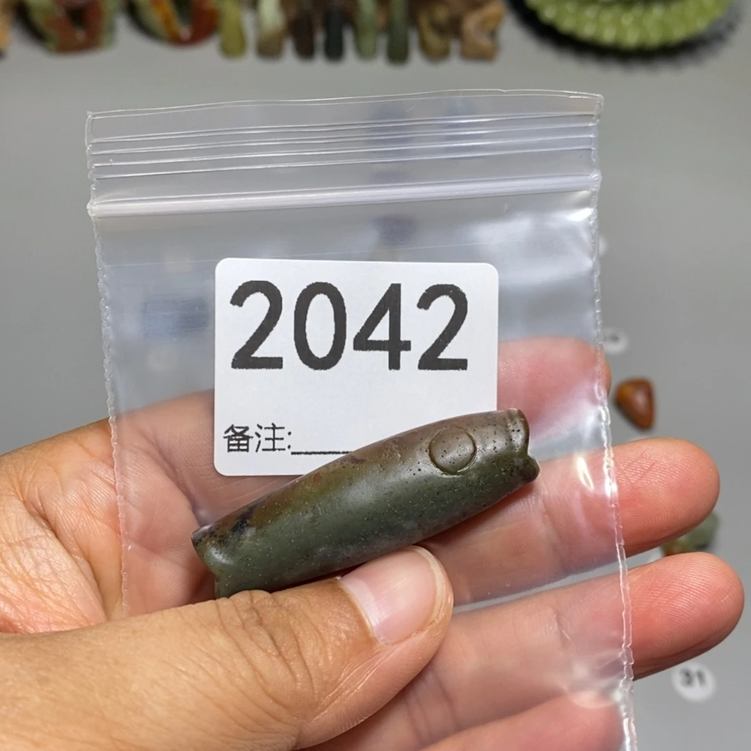 颈饰未镶嵌透闪石质玉轻**萤