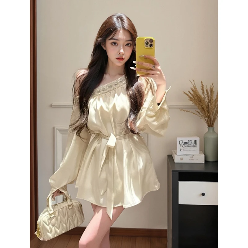 珍妮小姐镶钻重工气质斜肩缎面收腰显瘦气质上衣+短裤套装