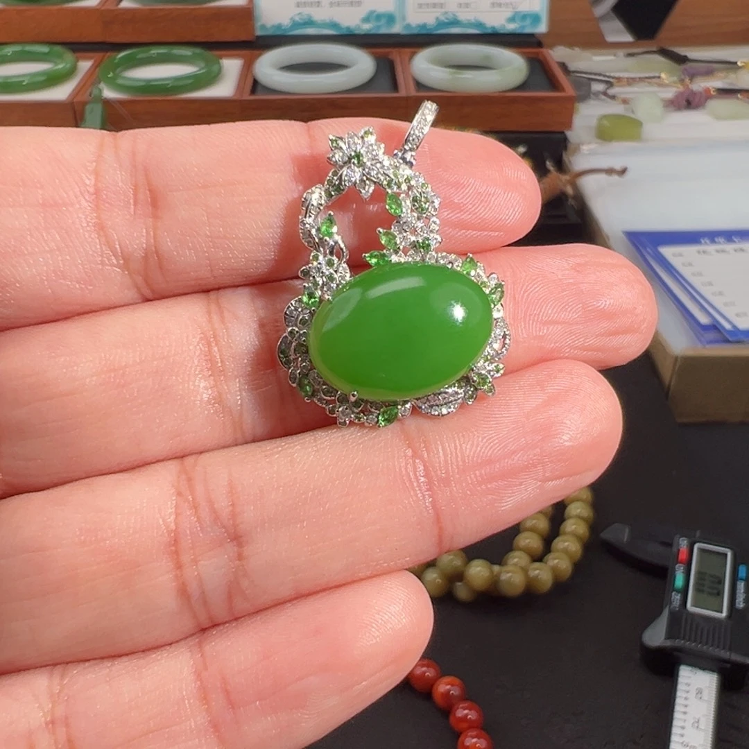 和田玉（碧玉）18K金镶嵌颈饰乌兰乌德苹果绿吊坠