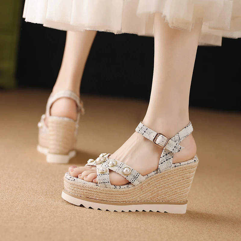 坡跟厚底凉鞋女2025夏季新款一字带松糕底小个子增高百搭露趾女鞋