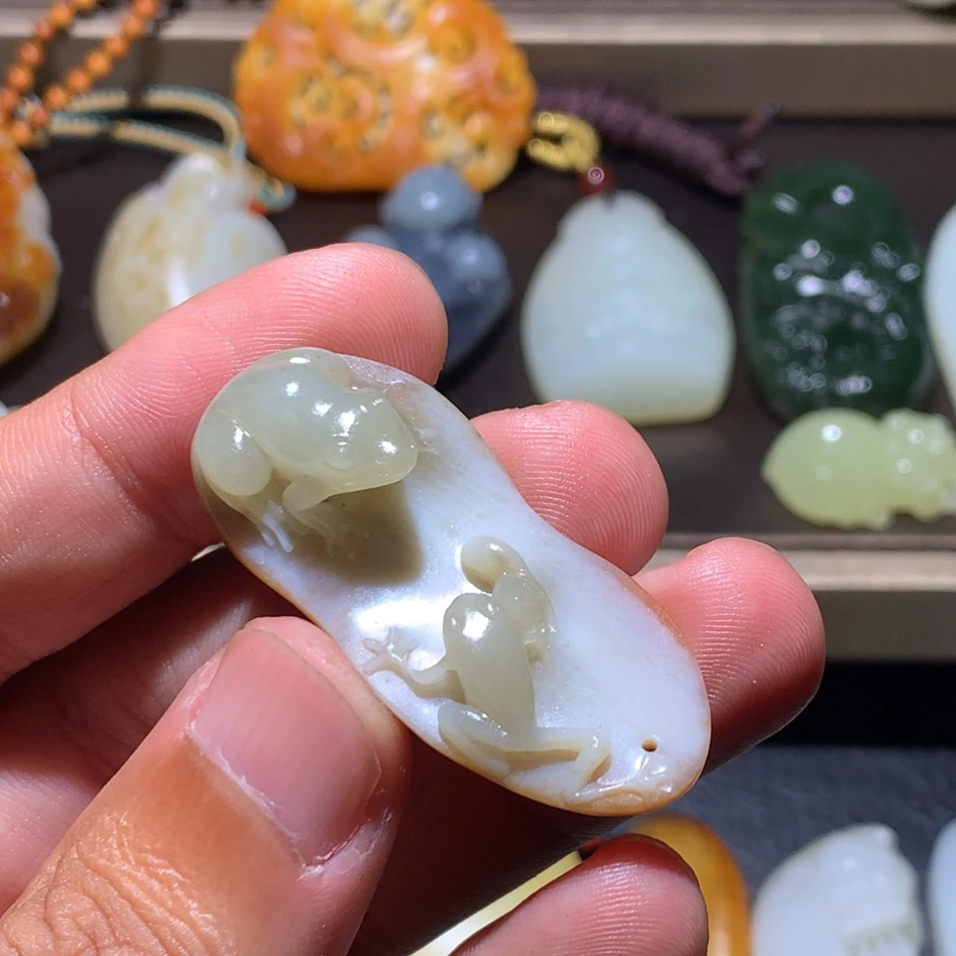 谈***城和田玉未镶嵌颈饰