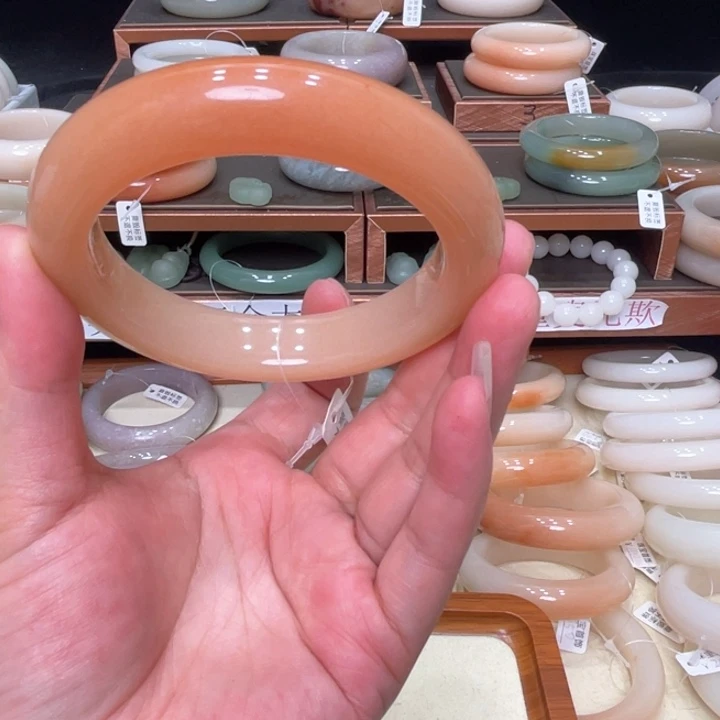 罗***莉石英质玉手镯未镶嵌