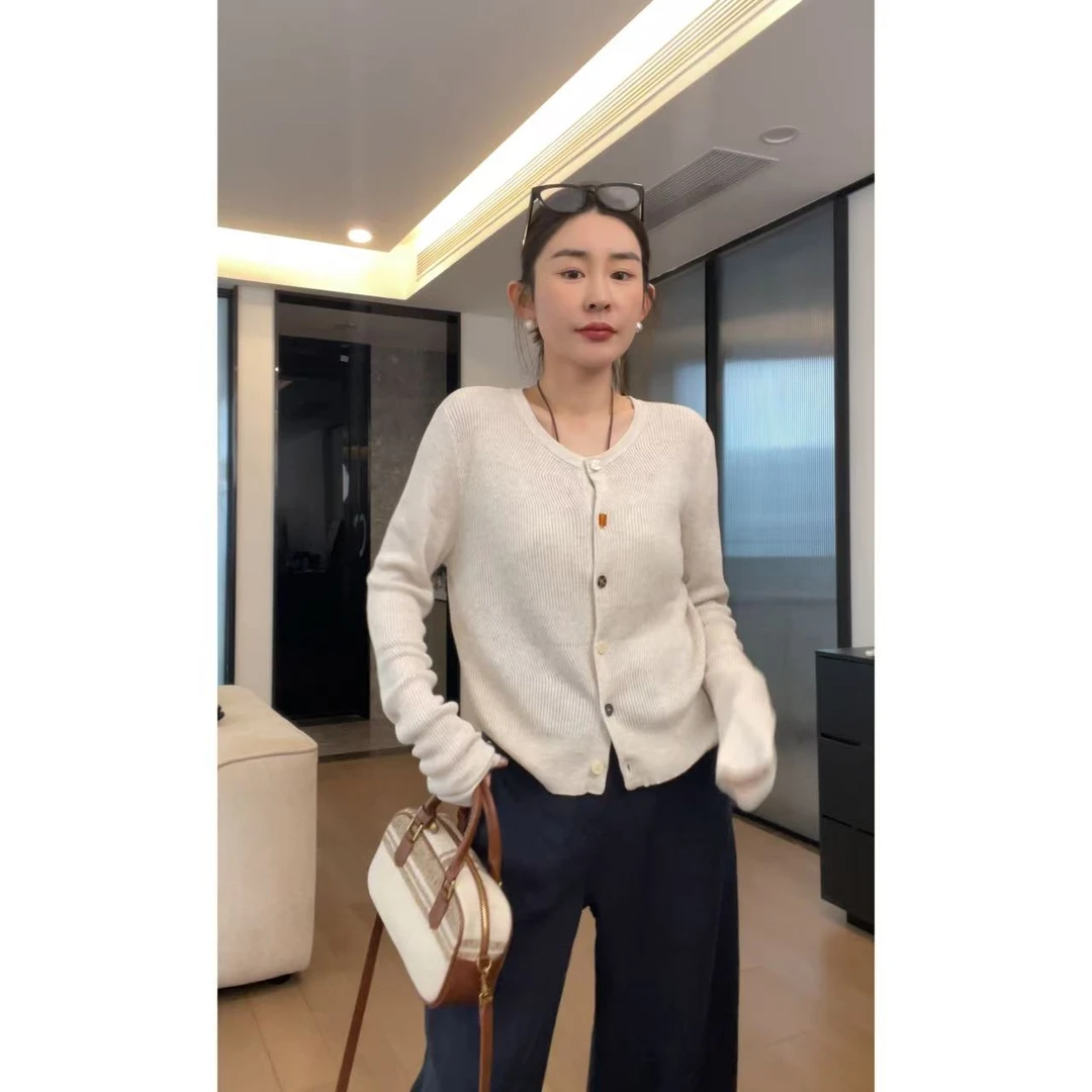 JOJO/玖了个玖 2025春 极简风异型扣设计竖坑条针织开衫 2502C348