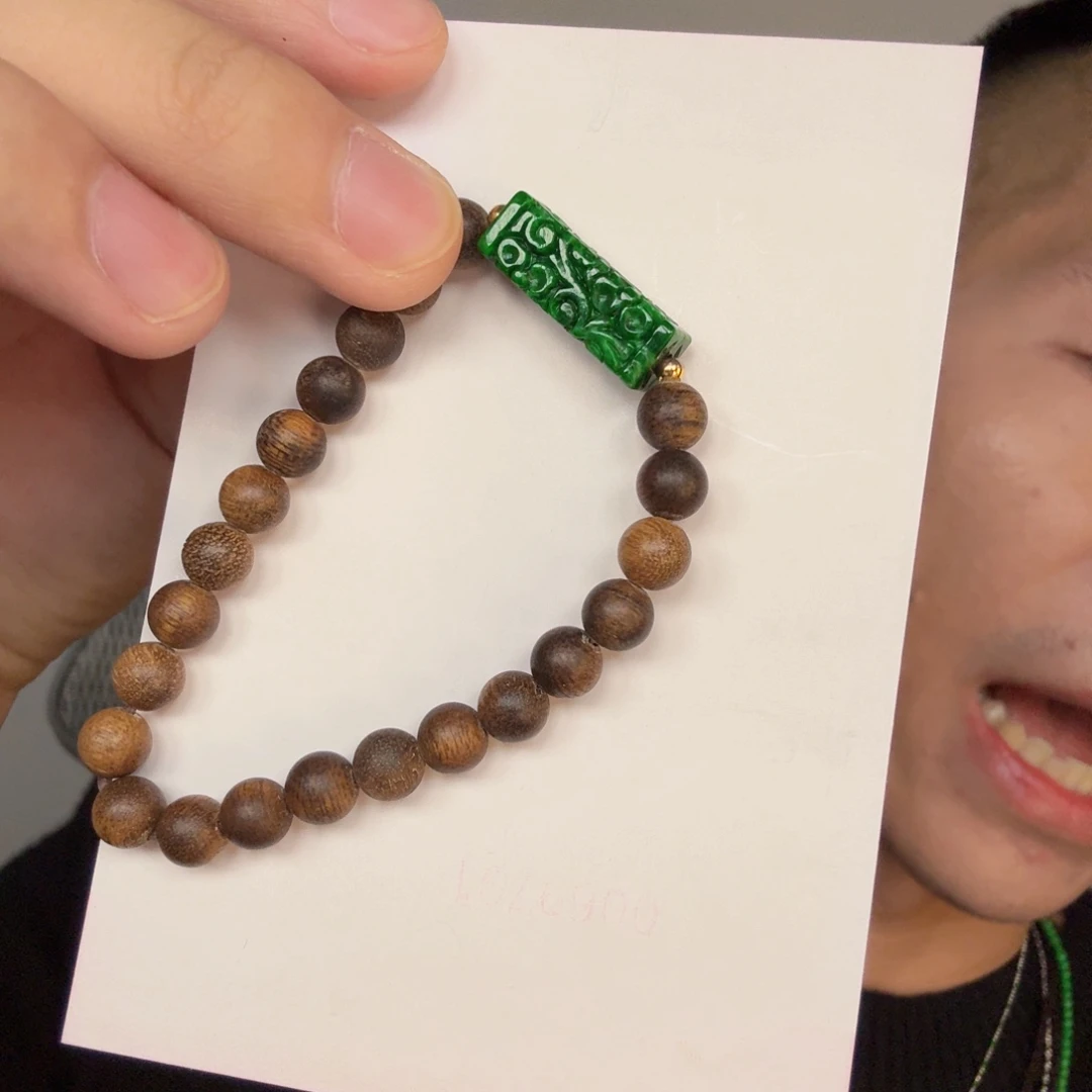 翡翠未镶嵌颈饰一件