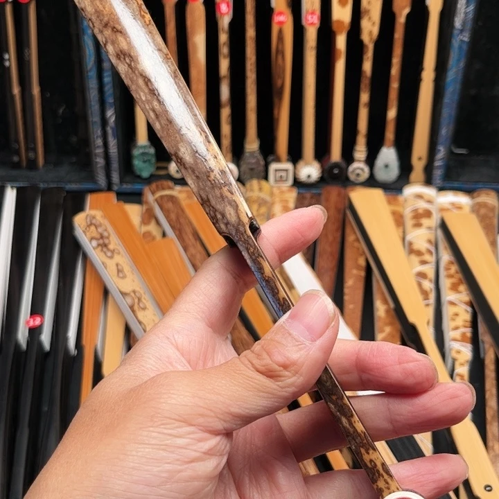 扇子飞**高可家里贫困女童的