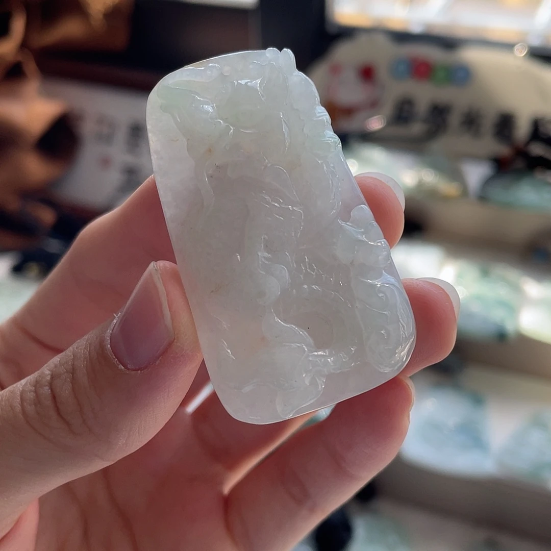 翡翠未镶嵌颈饰龙