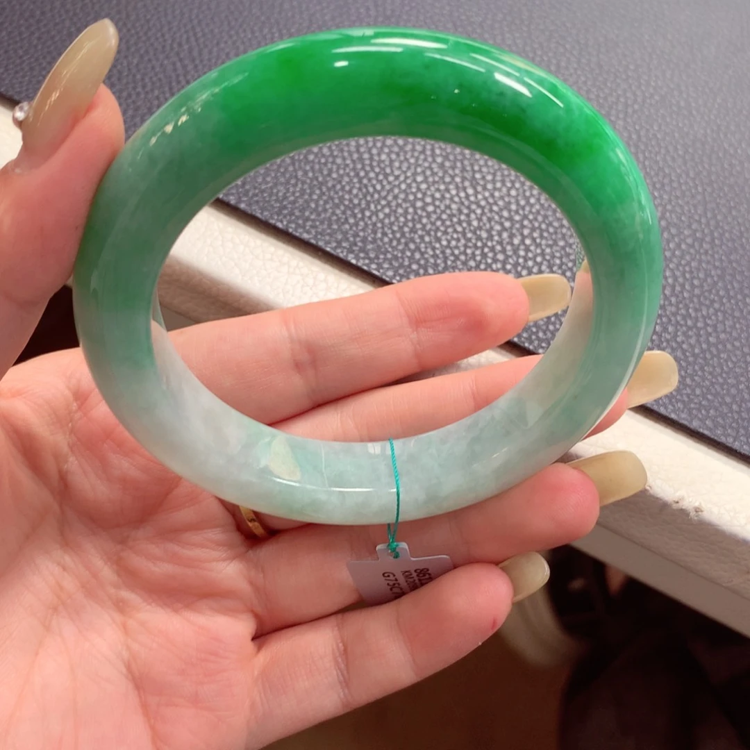 翡翠手镯未镶嵌小*月翡翠