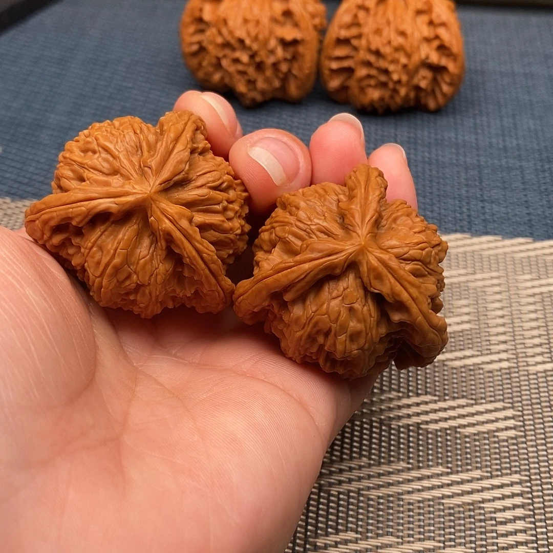 飞***陈文玩核桃吊坠三棱