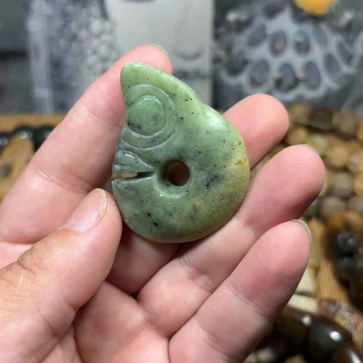 颈饰未镶嵌岫岩河磨玉（透闪石质玉）