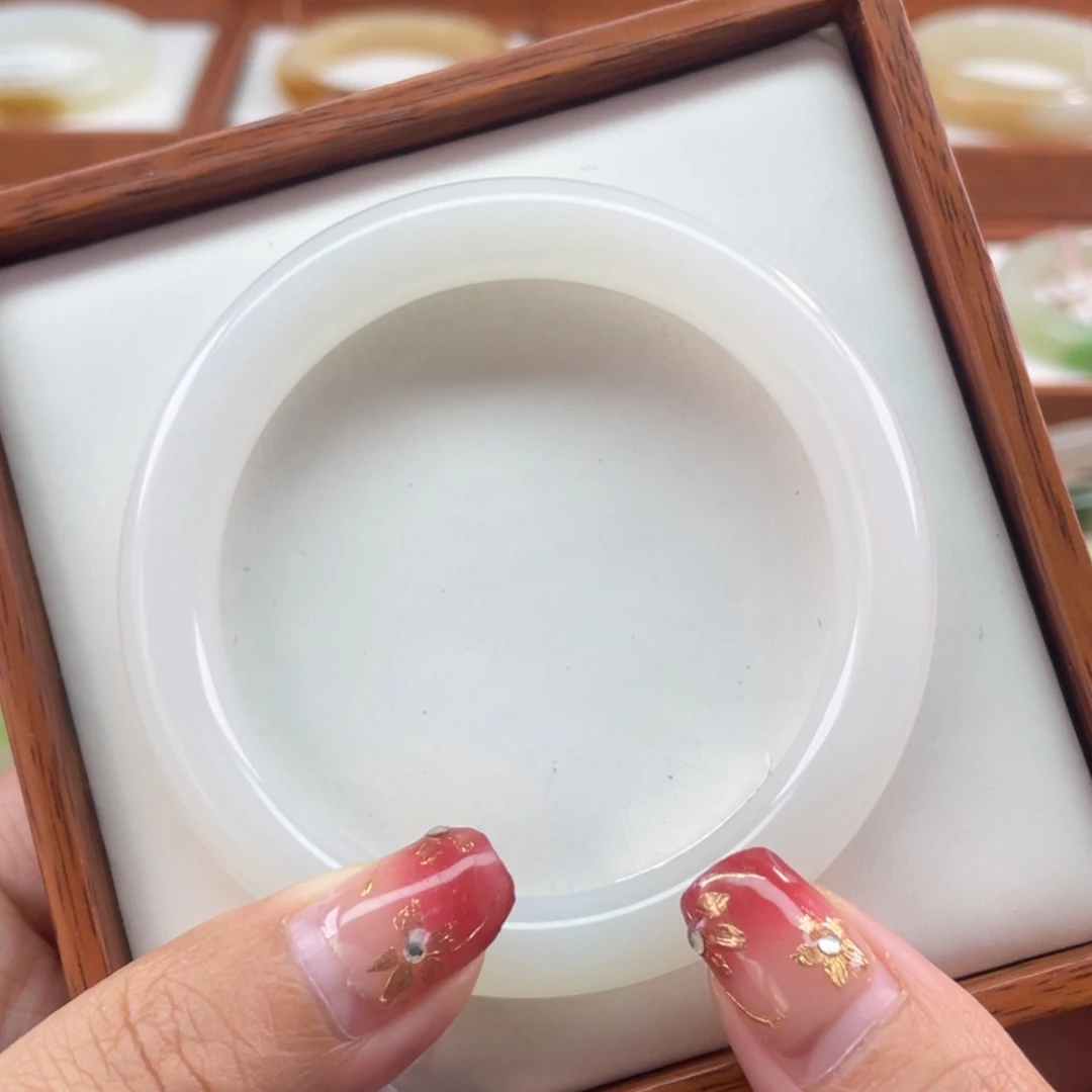 【闪购商品】和田玉手镯未镶嵌56