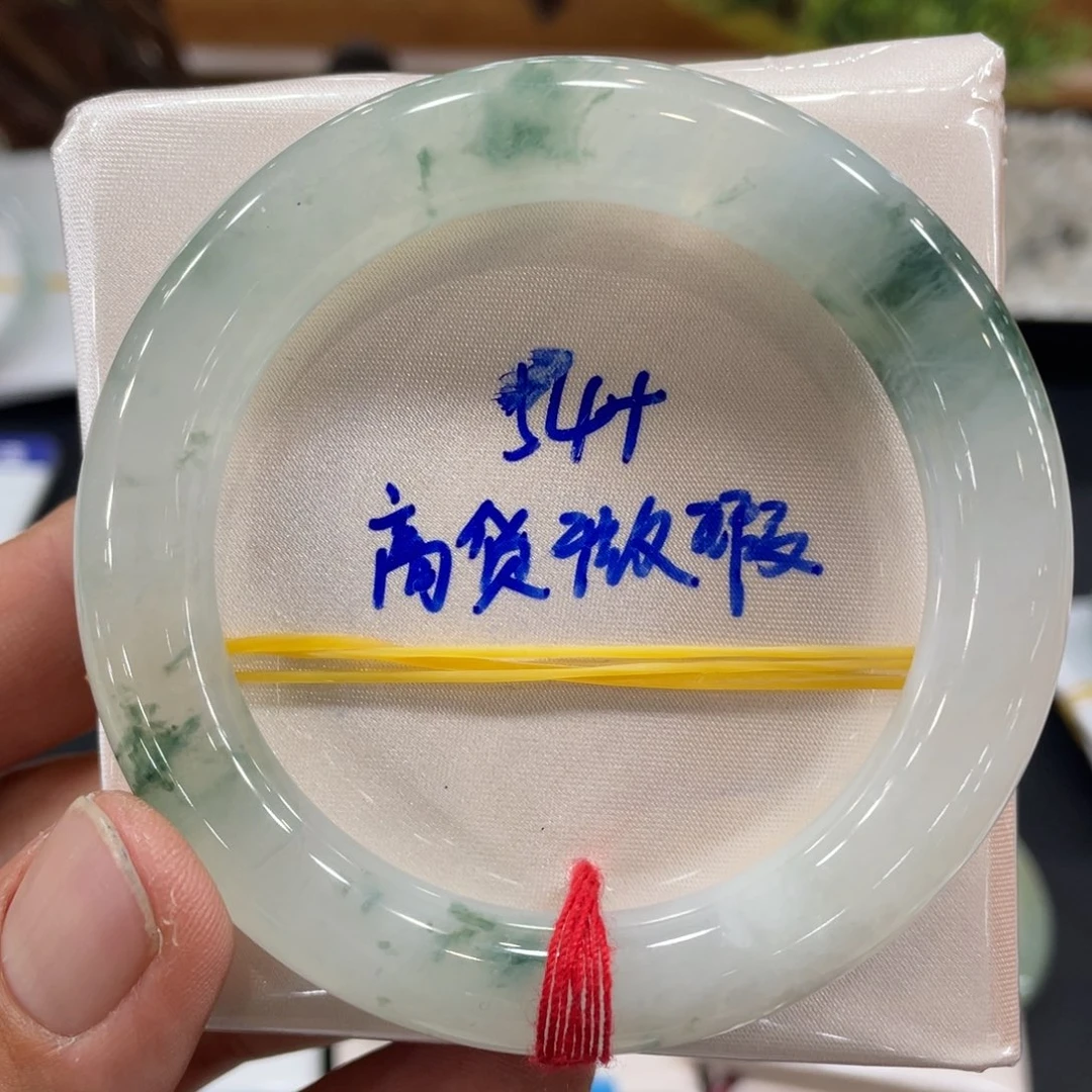 翡翠手镯未镶嵌翡翠