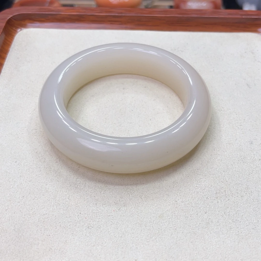 未镶嵌手镯石英岩玉