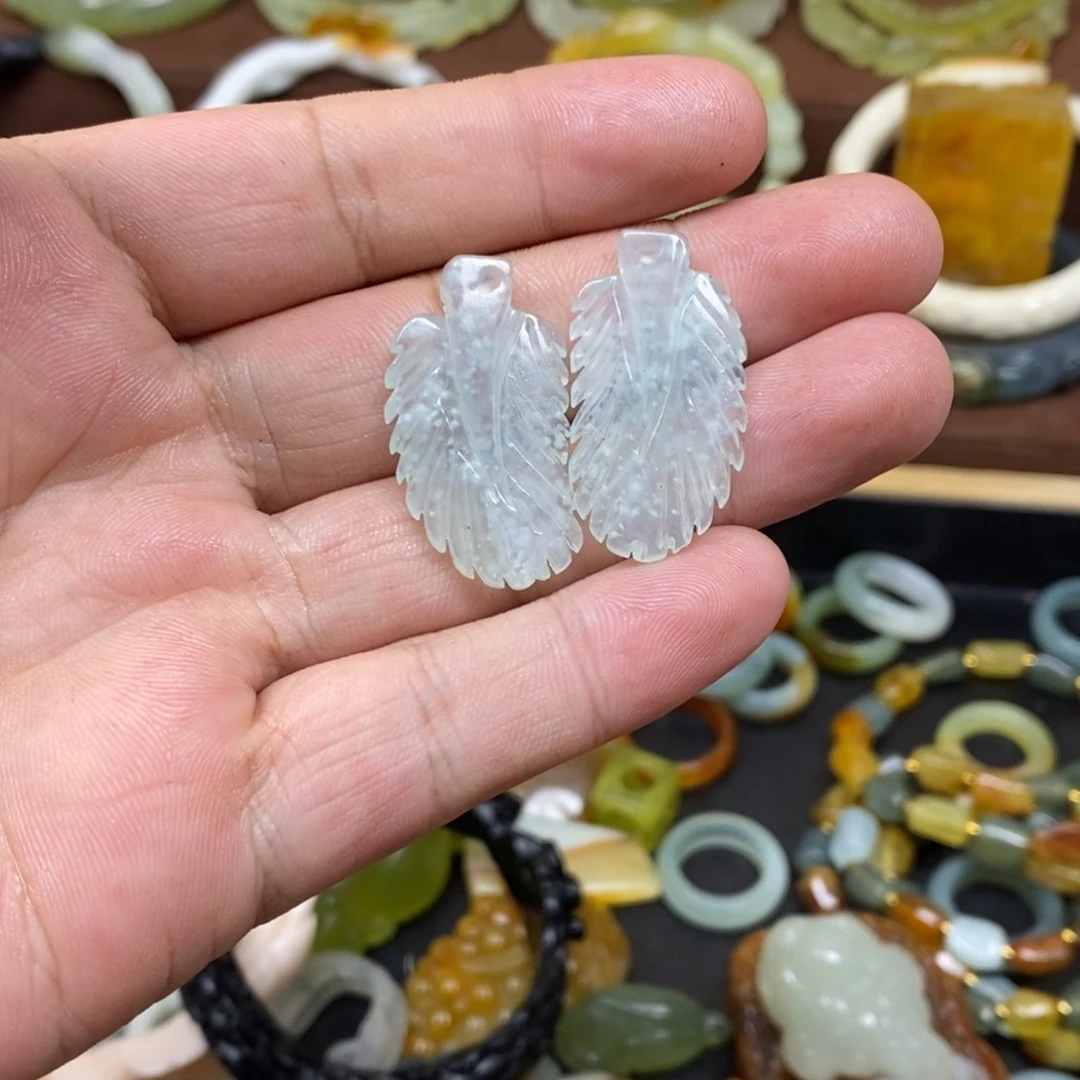 蛇纹石玉耳坠未镶嵌云*月