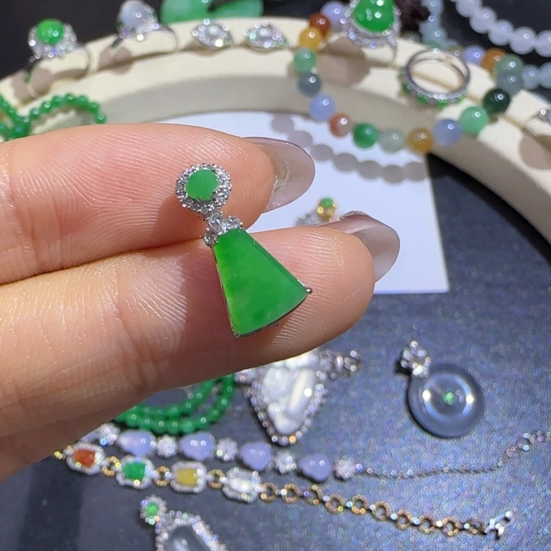 宁***羊翡翠18K金镶嵌颈饰精品