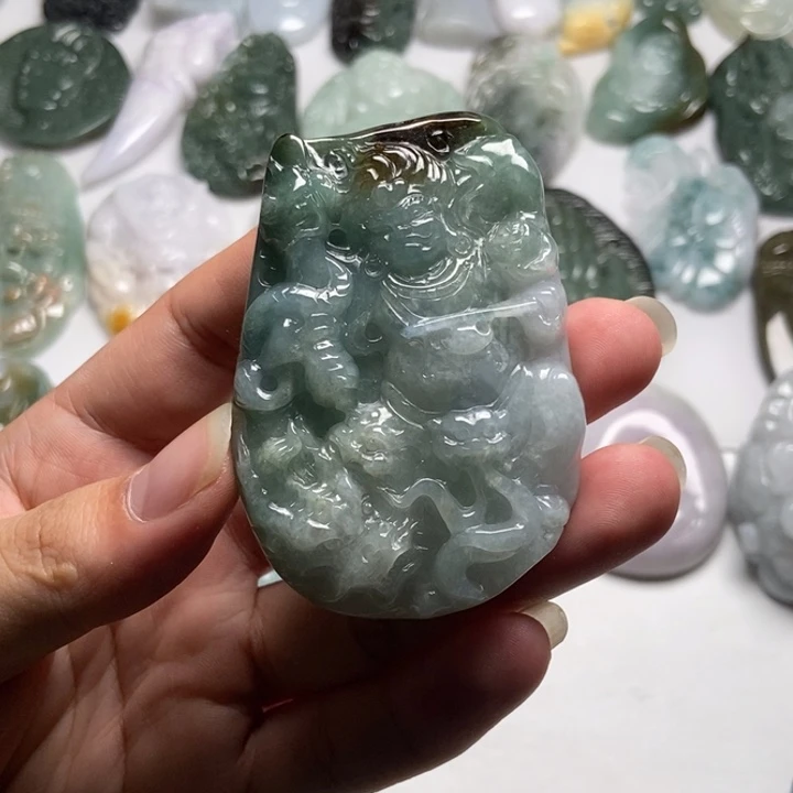 翡翠未镶嵌颈饰不动明王44