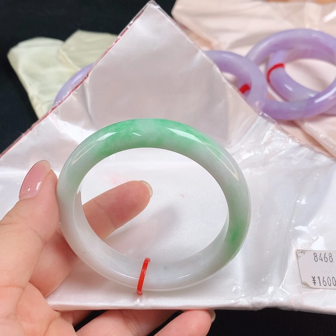 翡翠手镯未镶嵌与**卷8468c cv b b b n