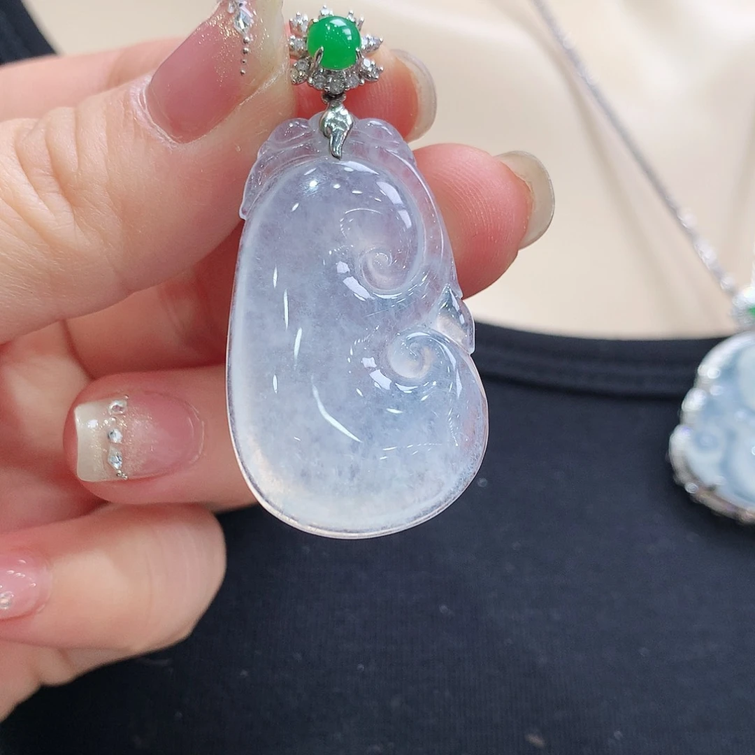 翡翠颈饰18K金镶嵌如意