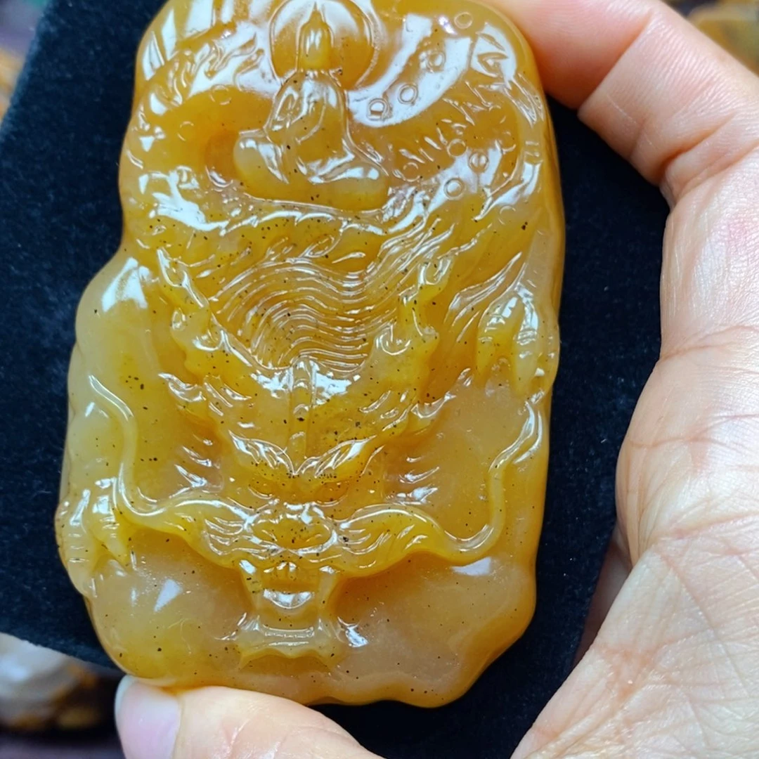 未镶嵌石英质玉（黄龙玉）颈饰