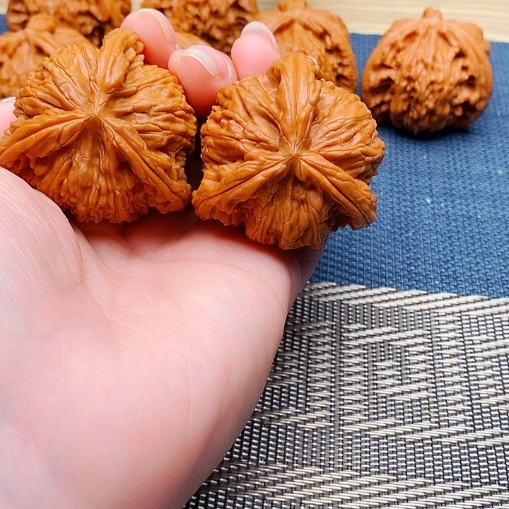 大***子文玩核桃吊坠三棱