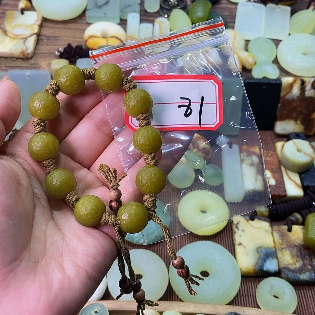 蛇纹石玉未镶嵌挂件"**"