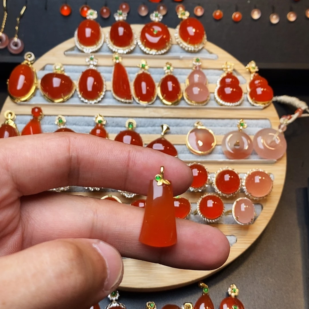 南红玛瑙18K金镶嵌颈饰