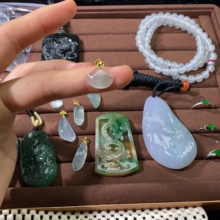 颈饰18K金镶嵌翡翠