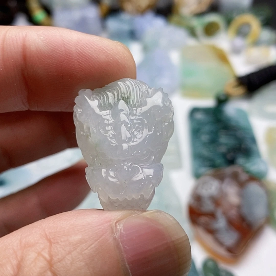 翡翠未镶嵌颈饰龙头
