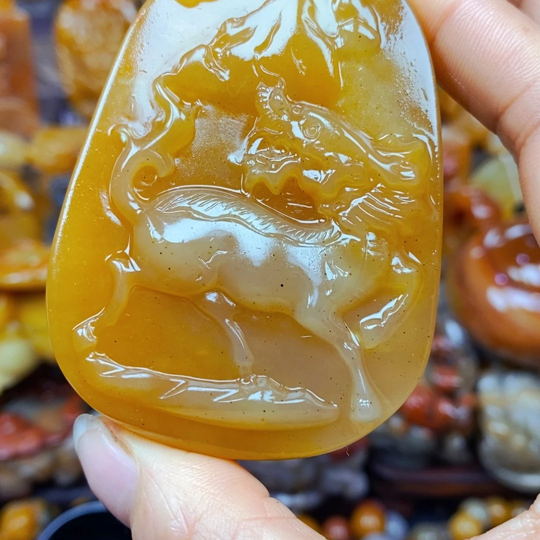 未镶嵌石英质玉（黄龙玉）颈饰