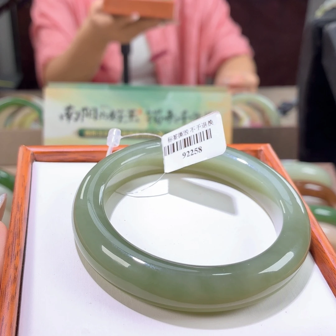 和田玉手镯未镶嵌16.  55/56