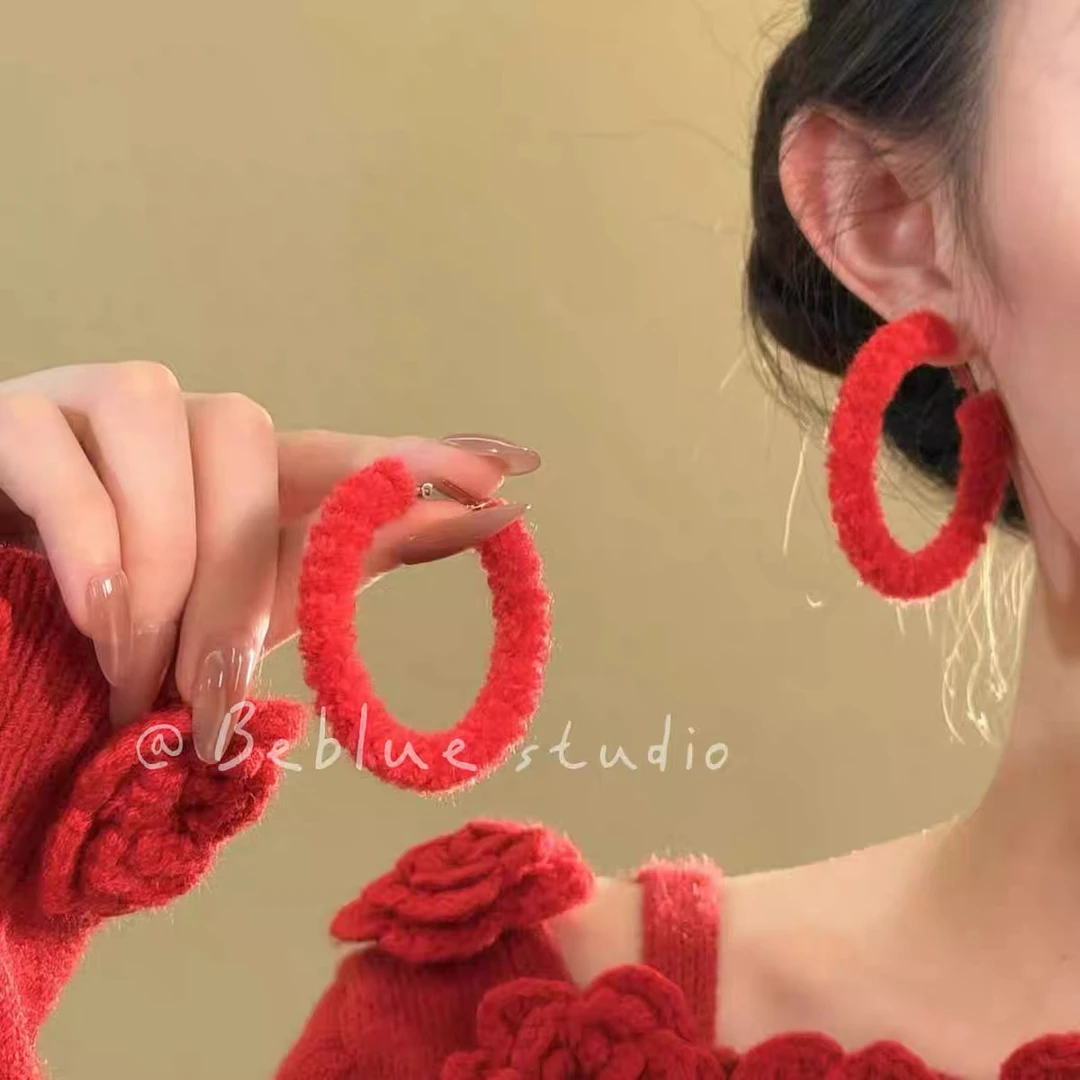 铜合金绒毛耳饰 氛围感温柔红色毛绒耳环圈圈耳钉女耳圈显脸小