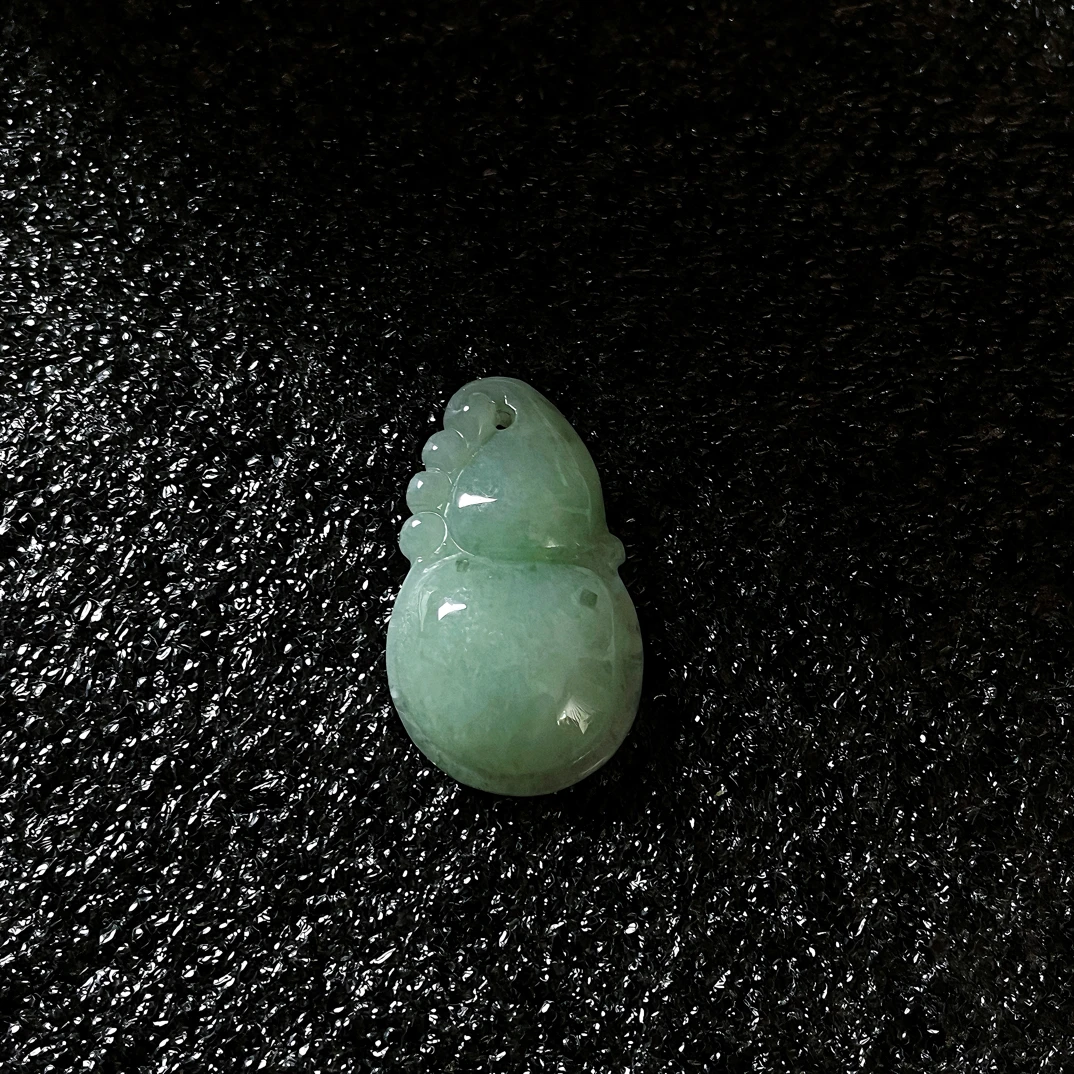 缅a天然翡翠淡绿葫芦吊坠