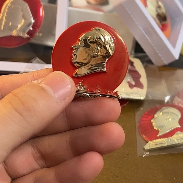 鸿***芯像章一一一一一高贵轻