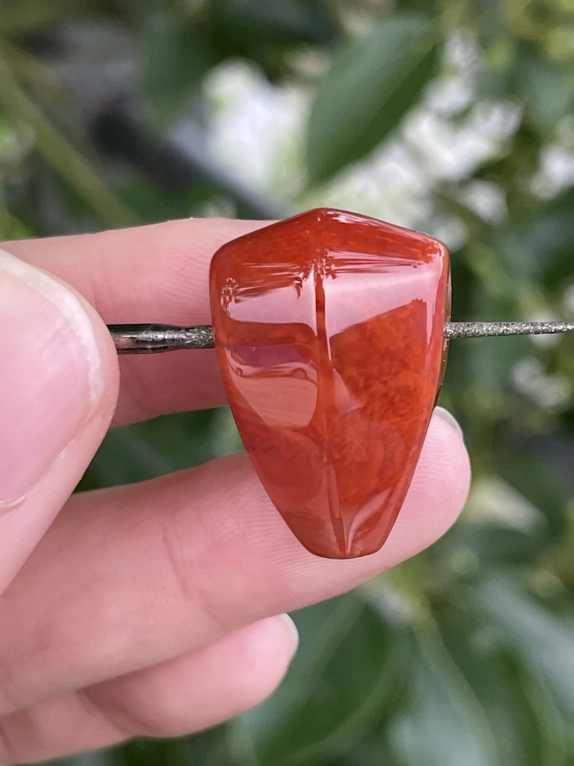 天然瓦西南红鲨鱼背三通配饰尺寸17x25.7x13mm颜色红润配串神器